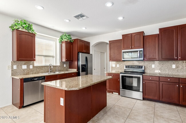 Building Photo - 40747 W Robbins Dr