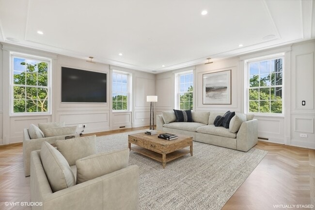 Building Photo - 2700 N Lakeview Ave