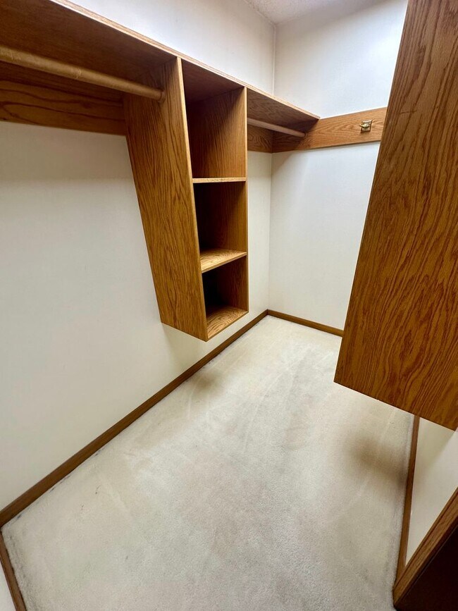 Building Photo - ALL UTILITIES INCLUDED! Spacious 1 Bed, 1 Bath Unit