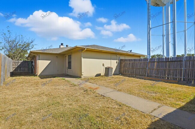 Building Photo - 3416 Colonial Dr