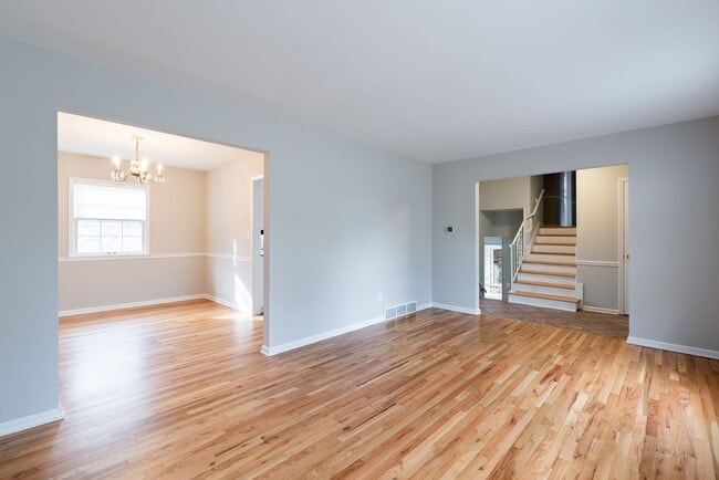 Building Photo - 3 Bed Home in Cul-de-Sac Great Location