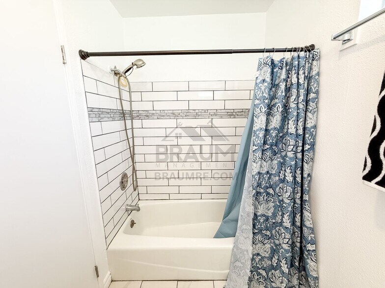 Building Photo - 15634 Leadwell St