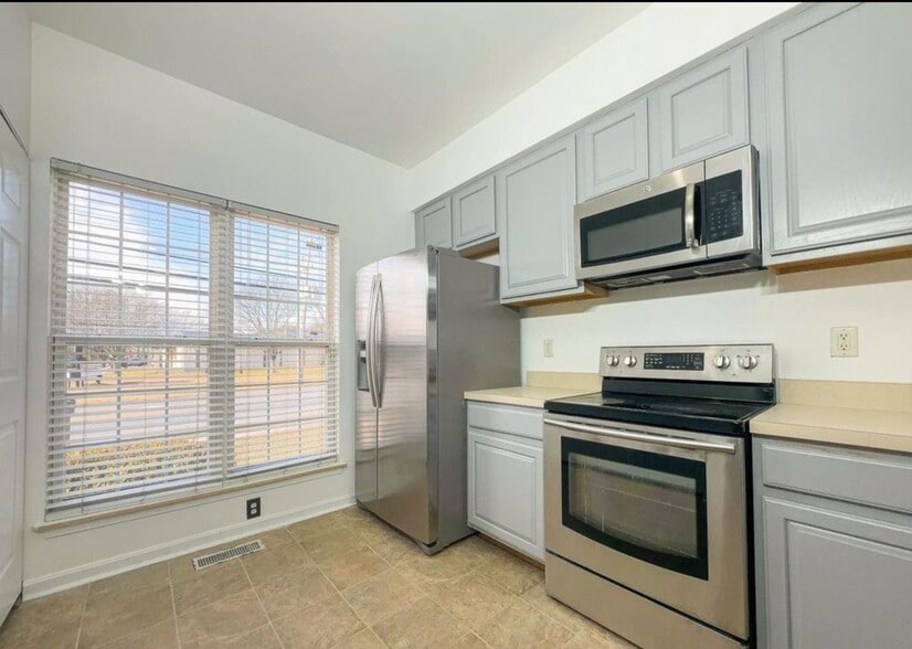 Kitchen - 8153 Telegraph Rd