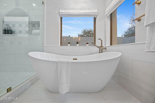 Building Photo - 10111 E Cholla St