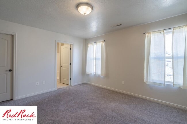 Building Photo - 3 Bedroom Townhome in Buena Vista Community