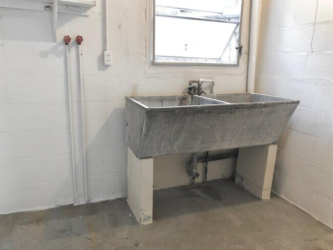 Building Photo - 1310 W Woodlawn Ave