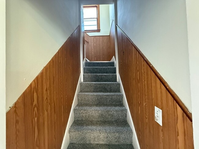 Building Photo - Spacious 3 Bedroom 1 Bath Unit in Minneapolis