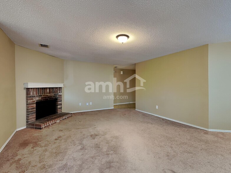 Building Photo - 1100 Willow Tree Dr