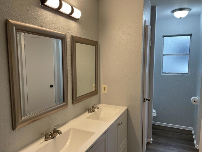 Building Photo - 305 Hickok Ct