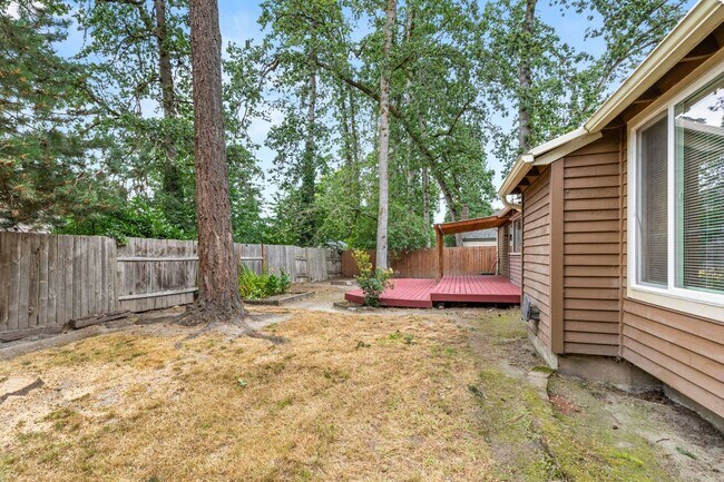 Building Photo - Must See! 3 bed/2 bath home with amazing private backyard - Double Garage/Community Pool