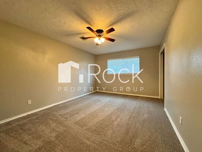 Building Photo - 3 Bedroom Home with Brand New Carpet *$300...