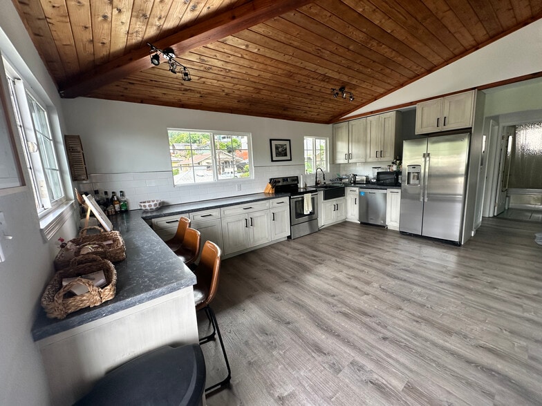 Building Photo - 1574 Wailele St