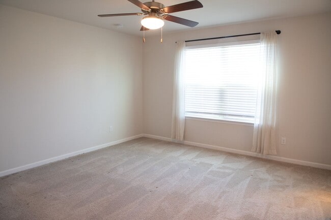 Building Photo - 4 Bedroom, 2.5 Bath Home w/ Fenced Backyard and 2 Car Garage