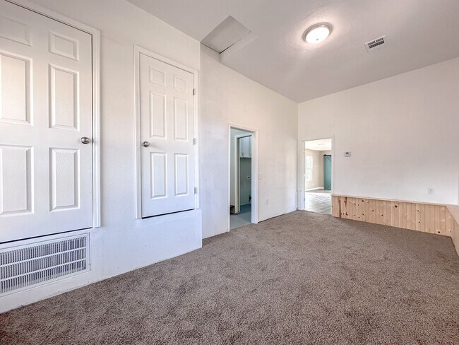 Building Photo - Midtown Tulsa: Stunning 4 bedroom 2 bathroom home