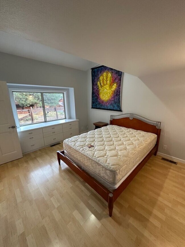 Building Photo - Large and bright 1 Bedroom in Glenshire