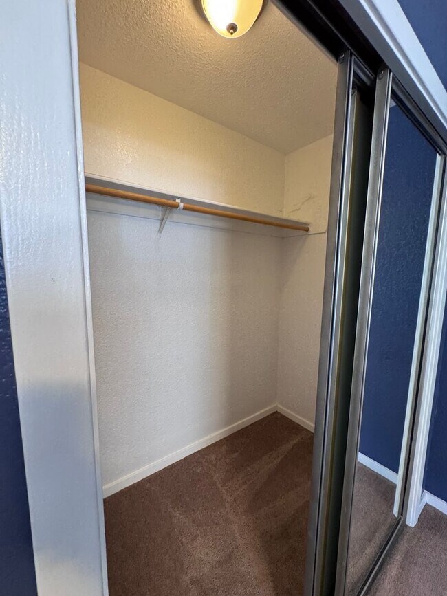 Building Photo - 857 Robinson Ln