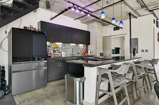 Building Photo - 2000 Bagby St