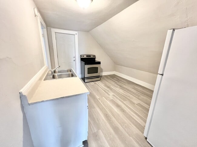 Building Photo - 908 W Bell Ave