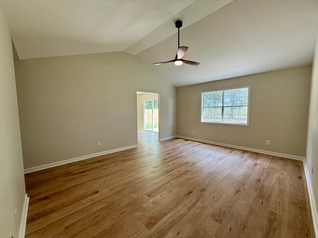 Building Photo - 3 Bedroom/2 Bathroom HOME FOR THE HOLIDAYS...