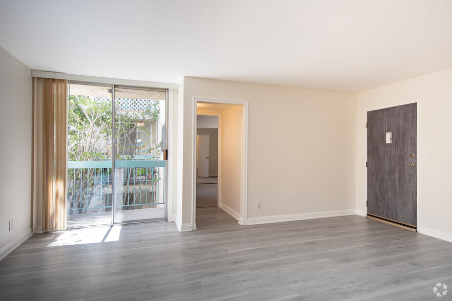 2BR, 2BA - 885SF - Las Palmas Apartments