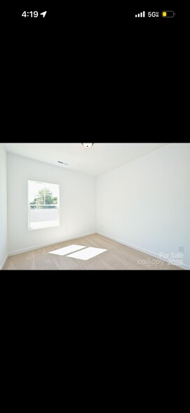 Building Photo - 2735 Primrose Ave