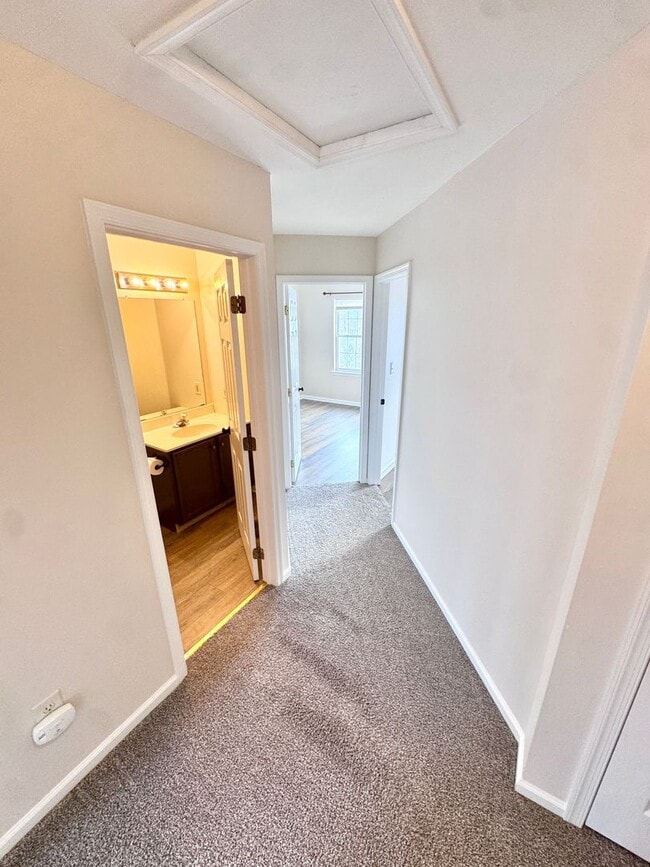 Building Photo - THREE BEDROOM TOWNHOUSE