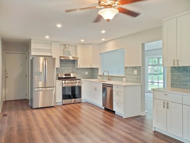 Building Photo - 720 Country Ln S