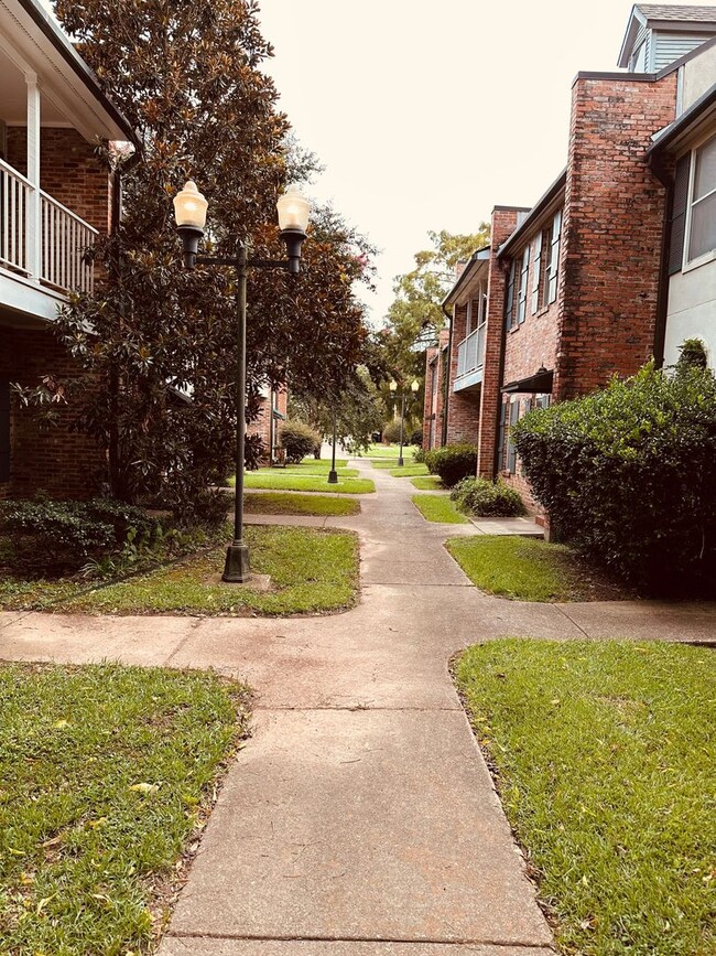 Building Photo - Townhouse