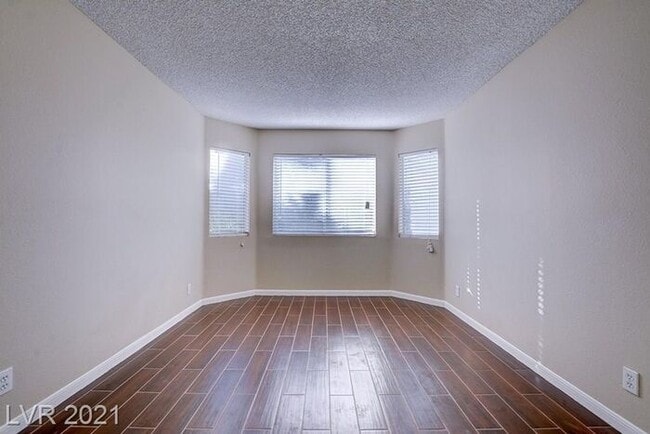 Building Photo - Ready for a BIG house - for little rent in the Heart of GREEN VALLEY.