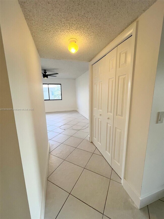 Building Photo - 304 Racquet Club Rd