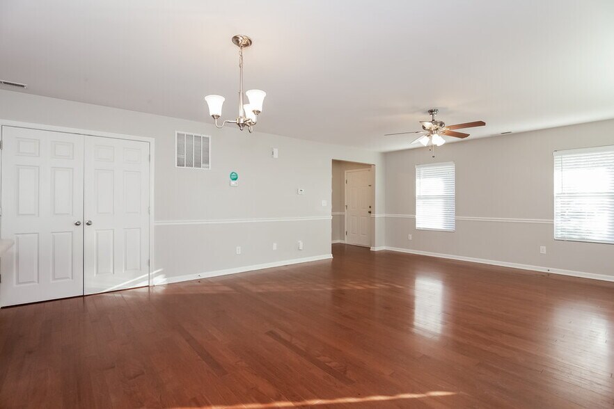 Building Photo - 1005 Joselynn Drive