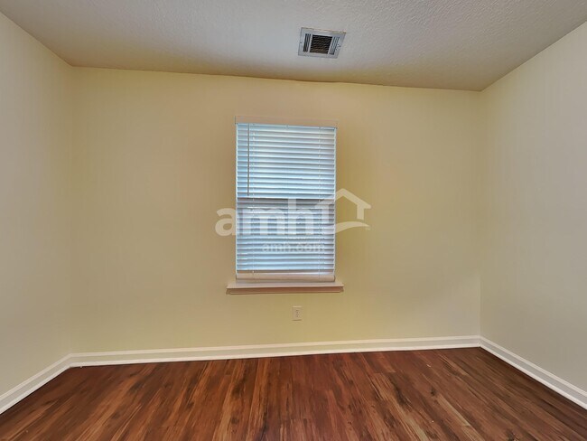 Building Photo - 105 Redrock Ct