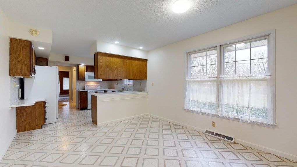 Kitchen with breakfast area - 306 S Washington St