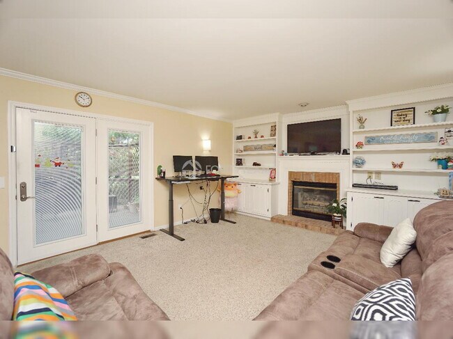 Building Photo - 6275 Hummingbird Dr