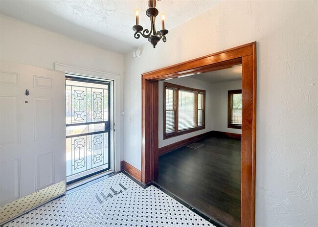 Building Photo - 1741 W Park Pl