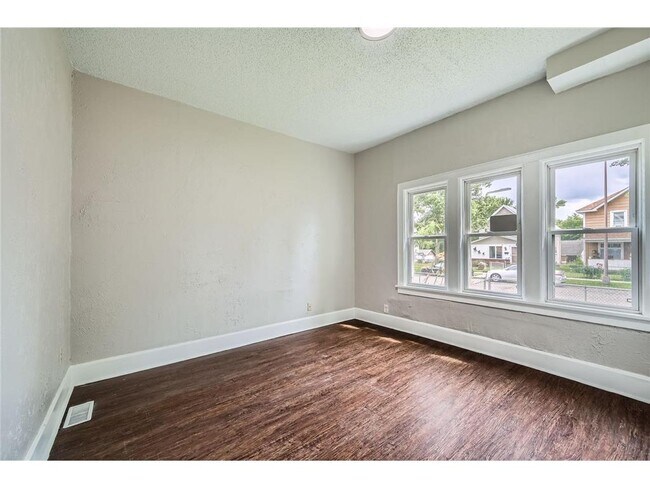 Building Photo - 911 Sims Ave