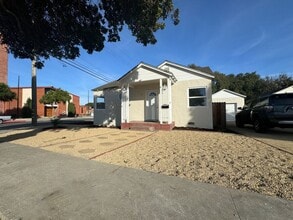 Building Photo - Updated Stand-Alone 2-Bedroom House in Old...