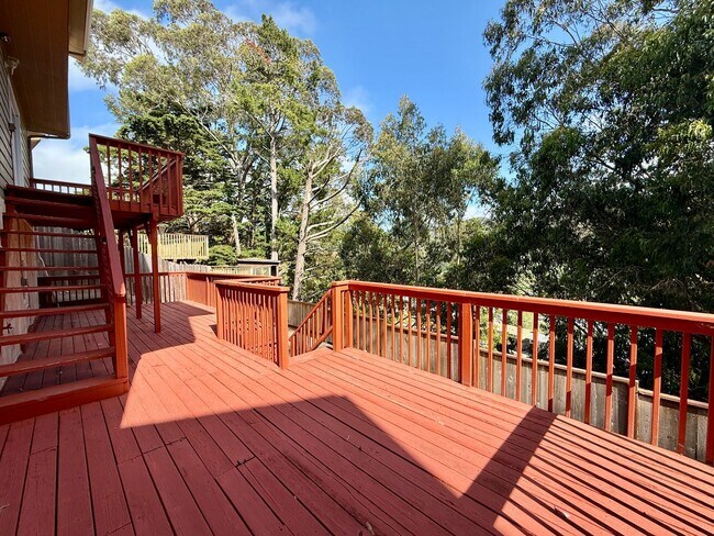 Building Photo - Gorgeously Updated 4-Bed/3-Bath Home & Ent...