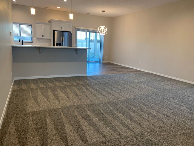 Building Photo - Spacious 2-Story with 3 bedrooms/2.5 bathrooms off N 27th and I-80