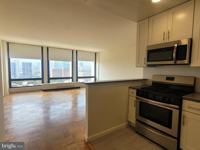 Building Photo - 210 Locust St