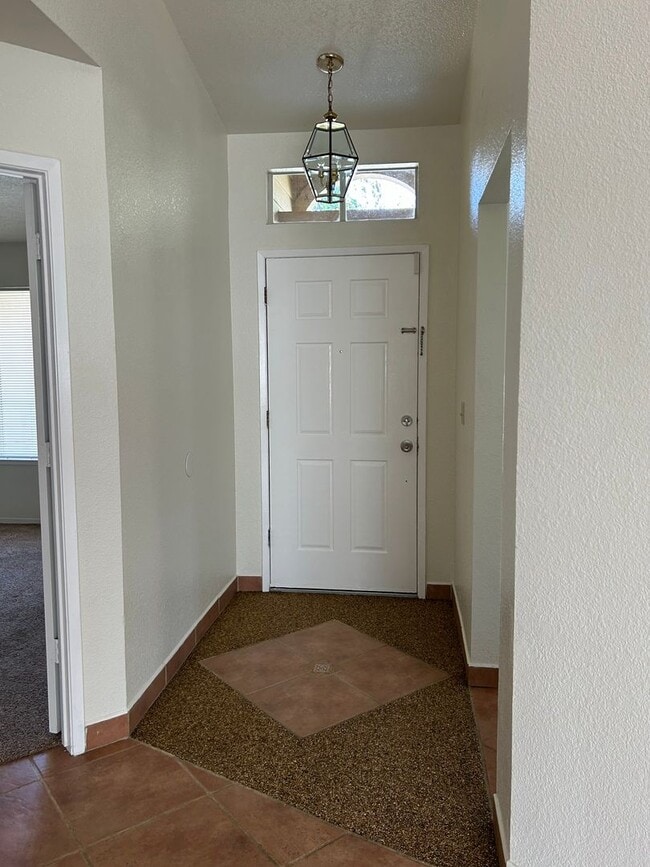 Building Photo - Beautiful 3 bedroom Home. 1st Month Free with 1 year Lease!