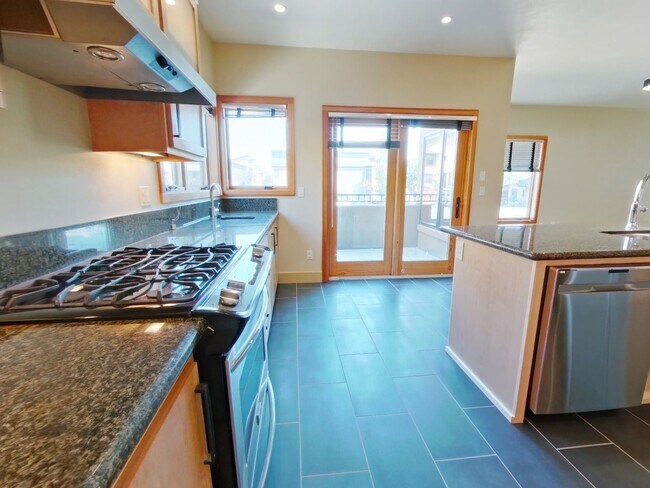 Building Photo - 2844-2854 Lord Byron Place