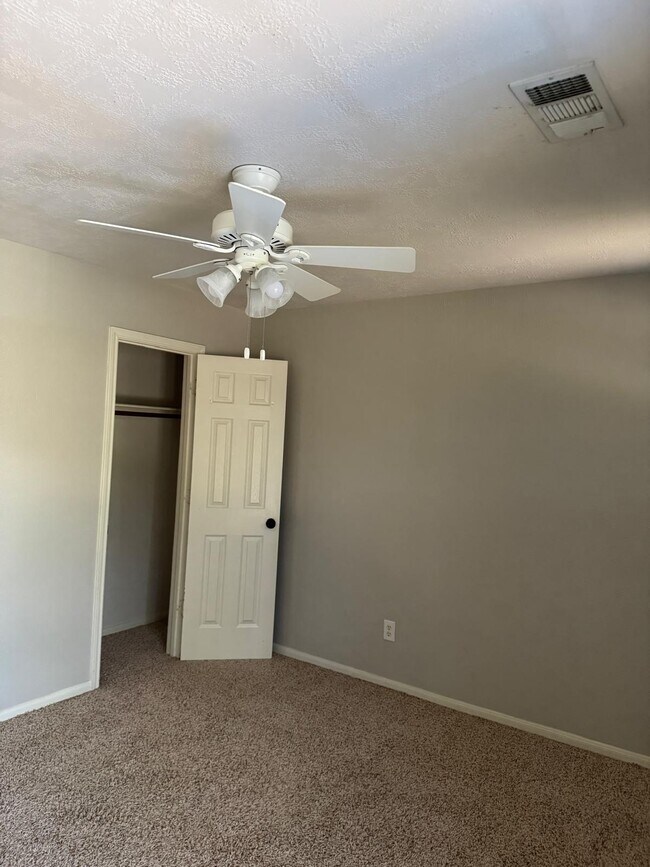 Building Photo - 18219 Water Mill Dr