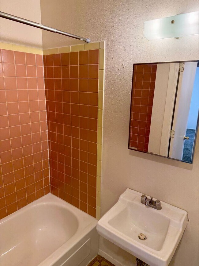 Building Photo - General Marshall St (216)