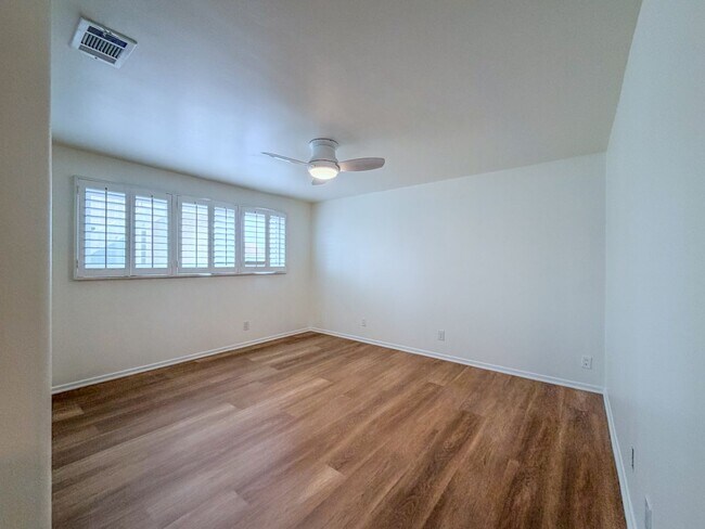 Building Photo - 3525 Sunset Ln