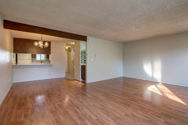 Building Photo - Very Nice 2 Bedroom Kent Valley Townhome, Great Location!