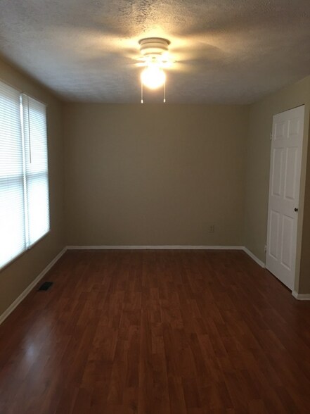 Building Photo - 6479 Meadow Rue Dr