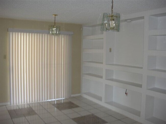 Building Photo - AVAILABLE MID JANUARY!