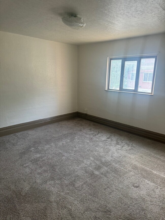Building Photo - 433 Wall Ave