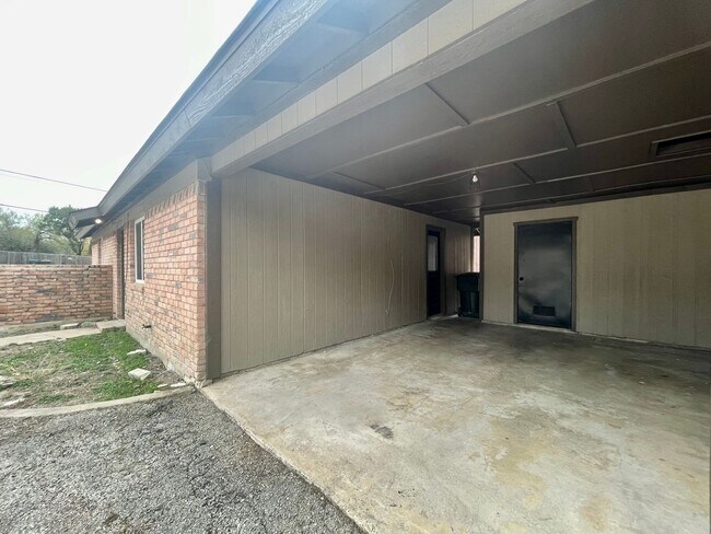 Building Photo - Immaculately Improved 2 Bedroom / 1 Bathroom Duplex & Immediately Available! - 50% Off One Full M...